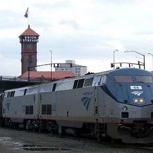 Amtrak_Coast_Starlight_at_Union_Station_10-29-05