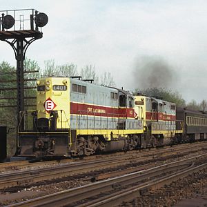 EL GP 1401 pulls commuter train