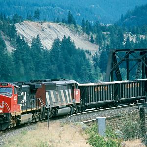 CN 2555 heads east on CP tracks at Cisco, BC