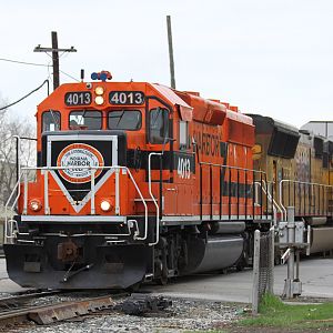 IHB WB GP40-2 # 4013 on IHB, taking connection to UP