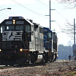 NS H43 work on cars for 13G northbound train