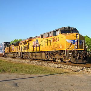 UP 7666 South at Pearsall, Texas