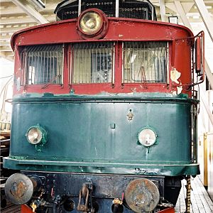 El9 in a strange engineshed (2)