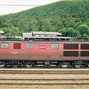 El14 at rest at Dombs station