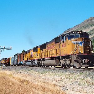 UP 4124 South at Modoc Point, OR - August 29, 2004