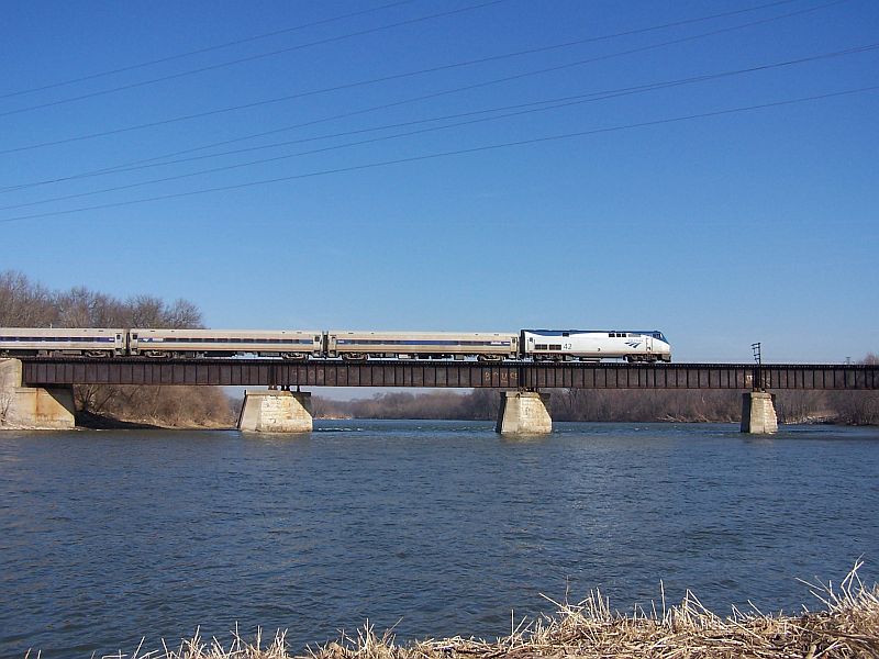 Amtrak_42_crossing_the_Kankakee_River