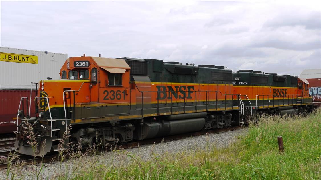 BNSF 2361 & 2076 at Mukilteo, WA
