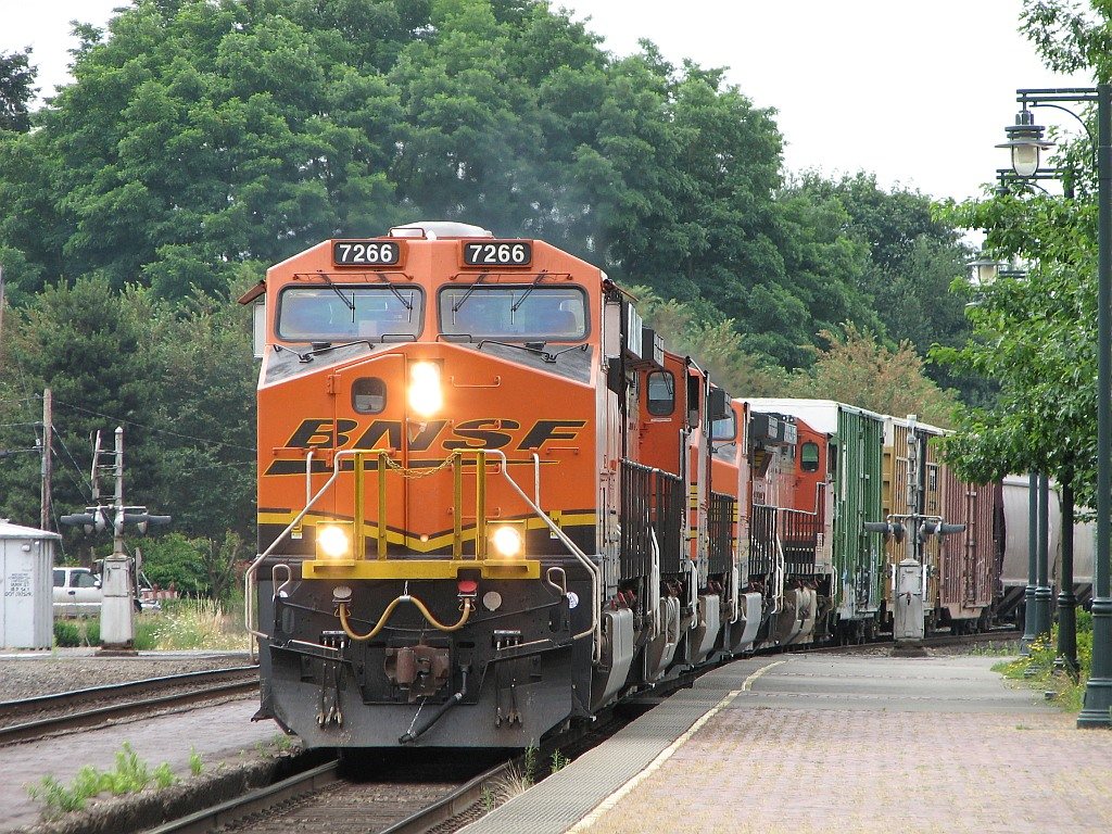 BNSF 7266 mixed freight