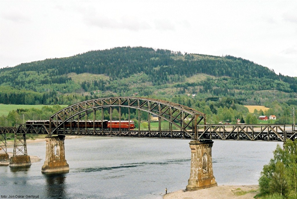 Minnesund bridge with old train