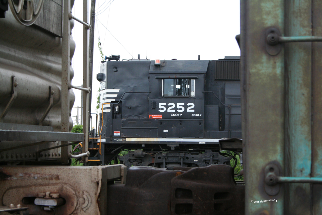 NS 5252 GP38-2