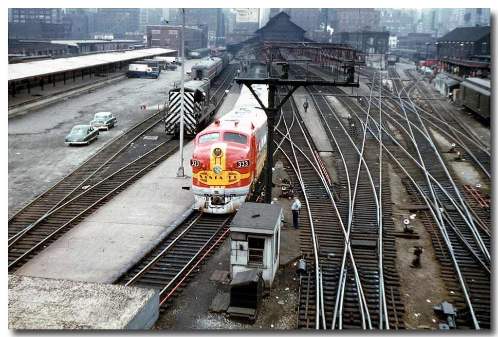 Santa Fe Engines in Chicago - Mid 50's