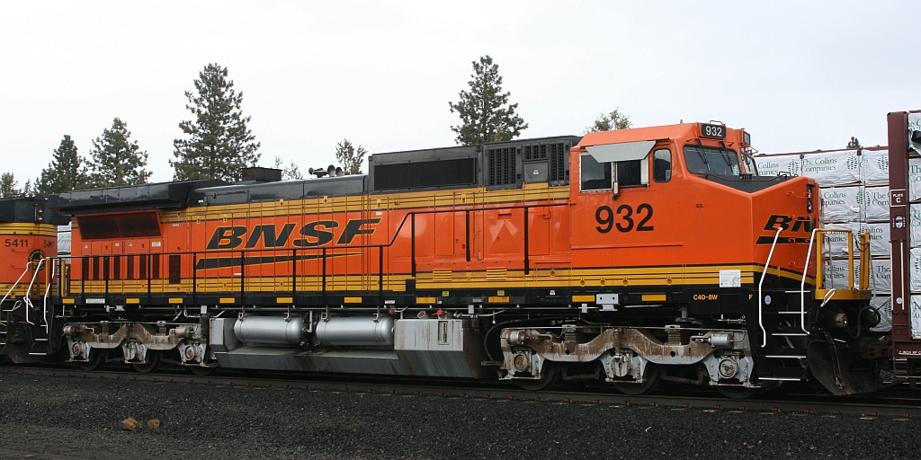 Shiny Dash-8 on the Oregon Trunk Sub.