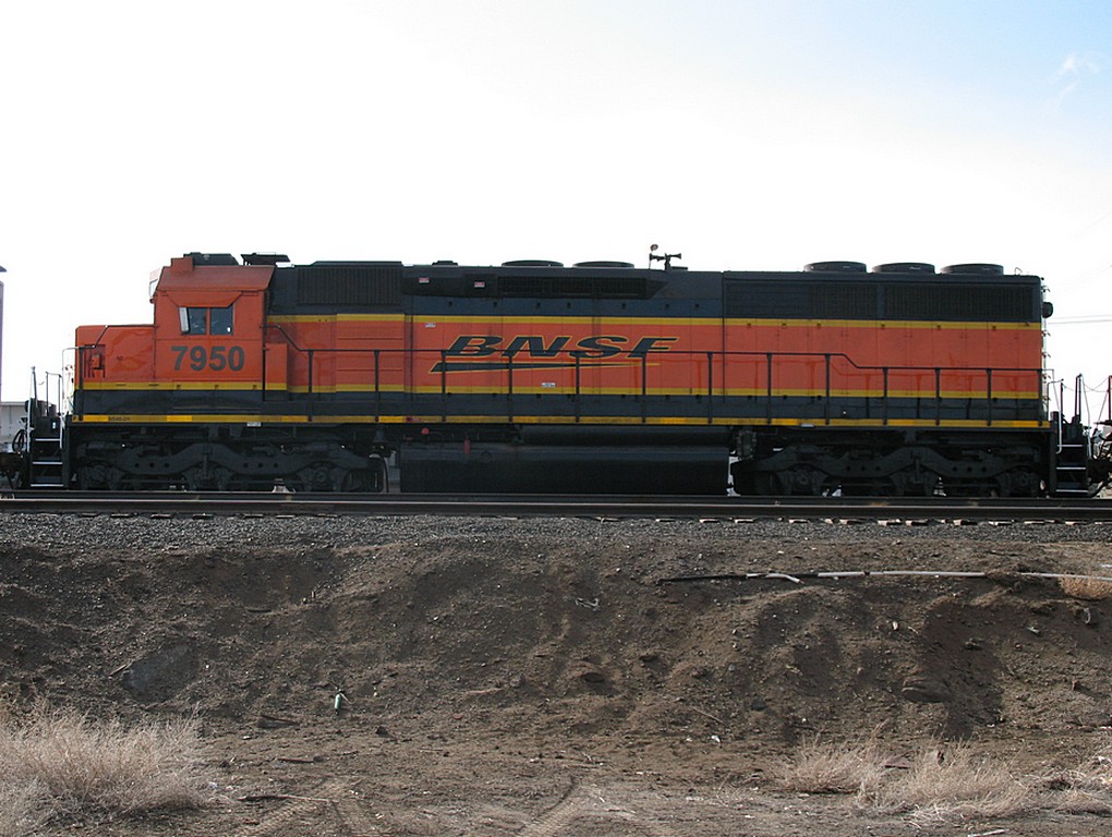 Side view of BNSF 7950