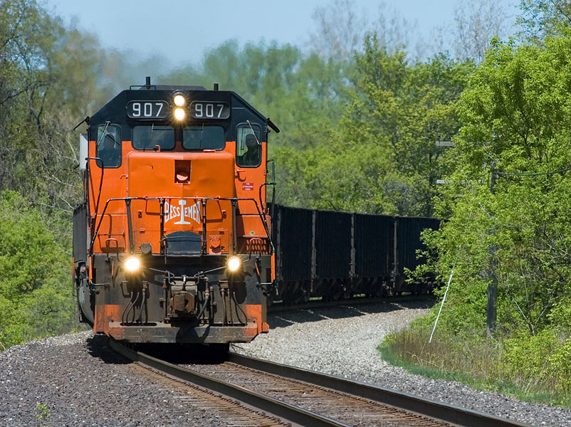Southbound B&LE 907 rounds the curve near MP114