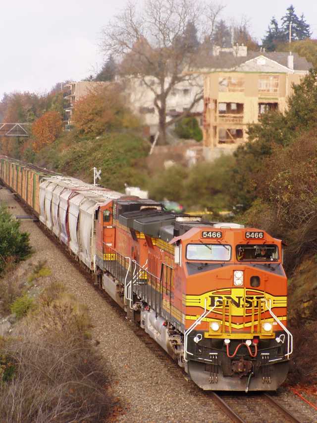 Southbound BNSF 5466