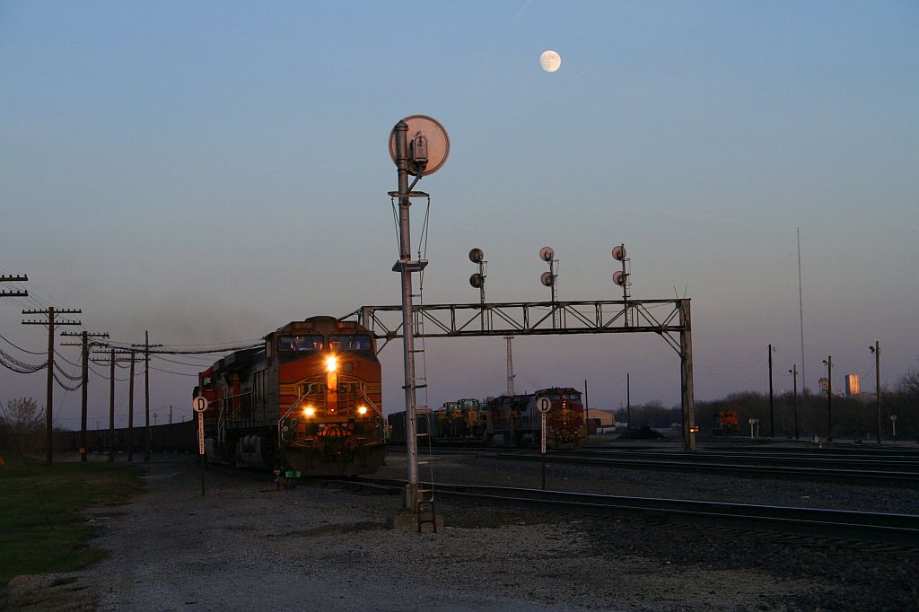 The moon rises over BNSF 5198 and Santa Fe 943 at Eola Yard