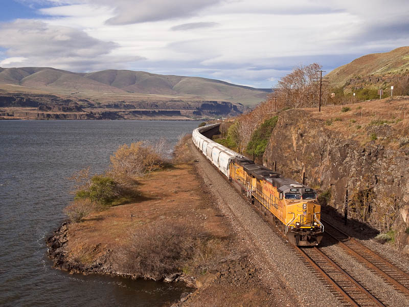 UP 6501 West at The Dalles Dam