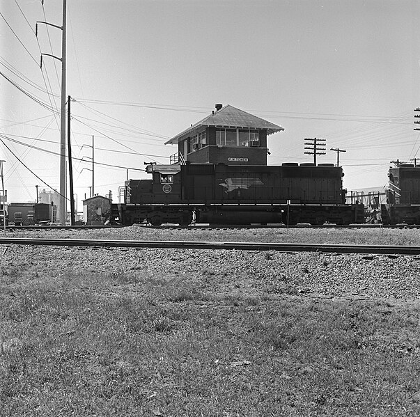 603px-Missouri_Pacific%2C_Diesel_Electric_Road_Switcher_No._728_%2820910467901%29.jpg